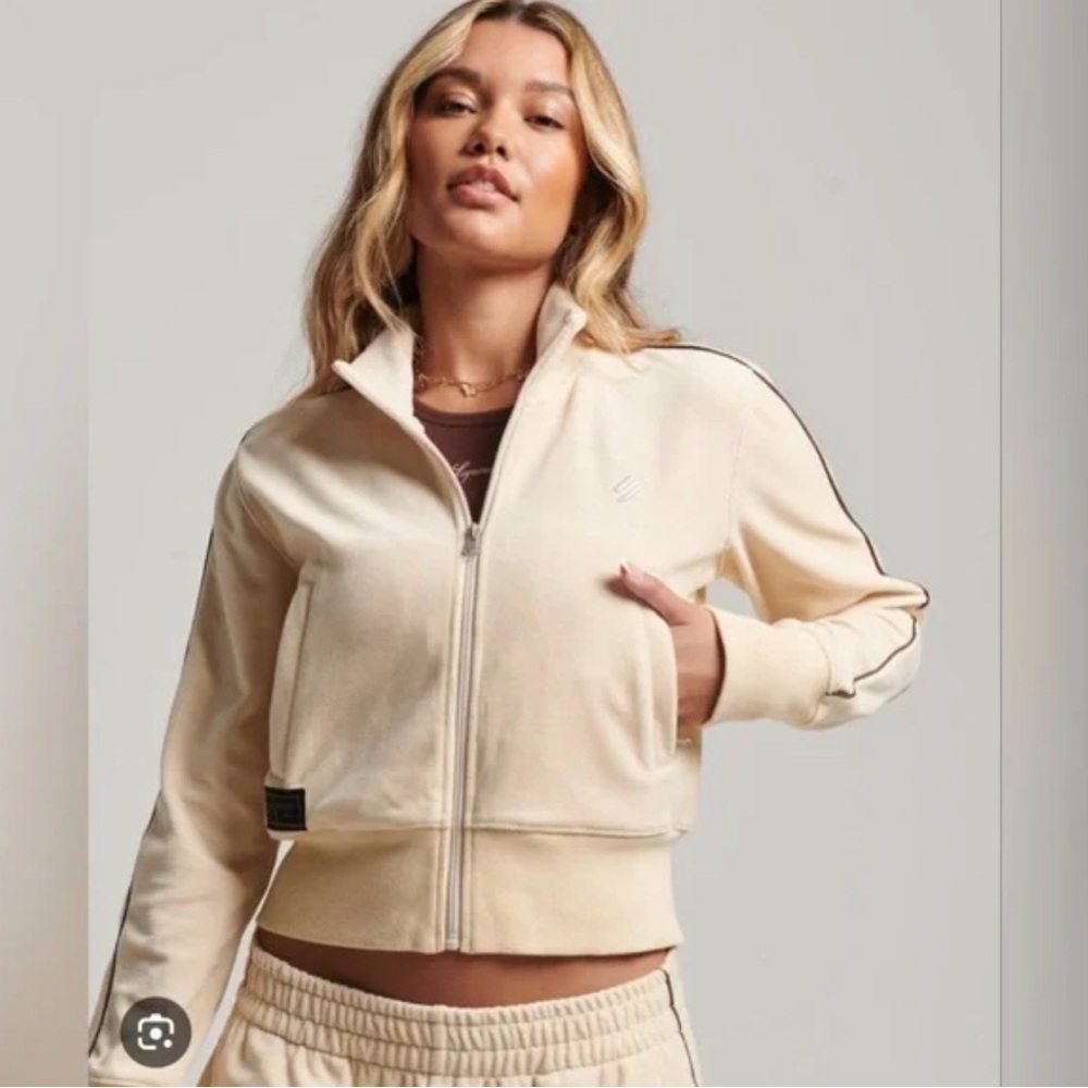 NWT- Superdry Women’s M Tapioca color